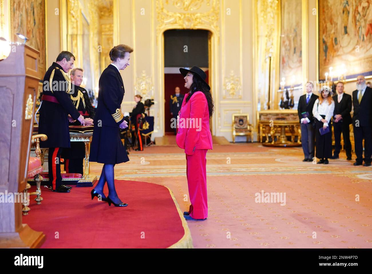 Die Künstlerin Dr. Chila Burman aus London wurde von der Prinzessin Royal am Schloss Windsor zum Mitglied des britischen Reichsordens ernannt. Die Ehre gilt den Diensten der bildenden Kunst, insbesondere während der COvid-19. Foto: Dienstag, 28. Februar 2023. Stockfoto