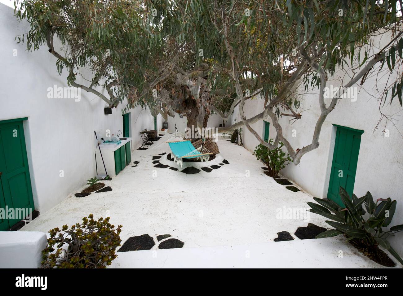 Innenhof eines traditionellen Finca-Bauernhauses, weiß getünchtes historisches Gebäude in Lanzarote, Kanarische Inseln, Spanien der Innenhof hat einen geneigten Zufluchtsort Stockfoto
