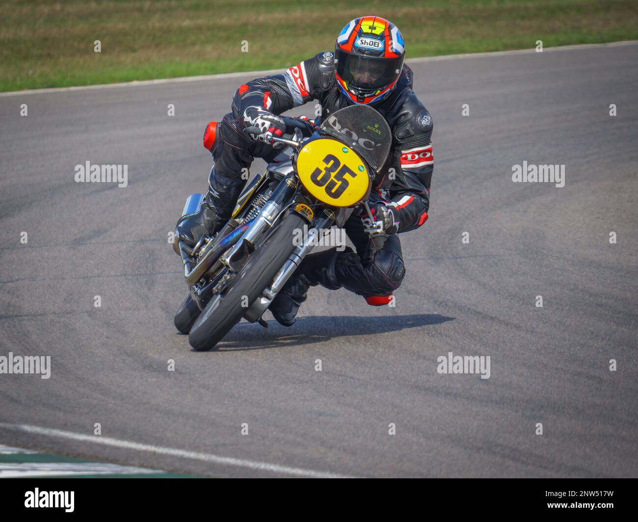 1953 Norton Manx Motorradrennen auf dem Goodwood Revival 2022, West Sussex, großbritannien Stockfoto