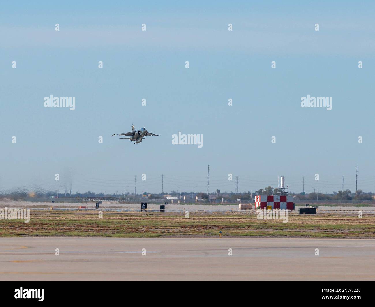 Ein Mirage F-1-Kampfflugzeug, der dem 56. Kampfflugzeug zugeteilt wurde, Luke Air Force Base, Arizona, startet am 12. Januar 2023. Der 56. FW ist der größte Kampfflügel der USA Air Force, Abschluss von 61.000 Kampfpiloten seit 1941. Stockfoto