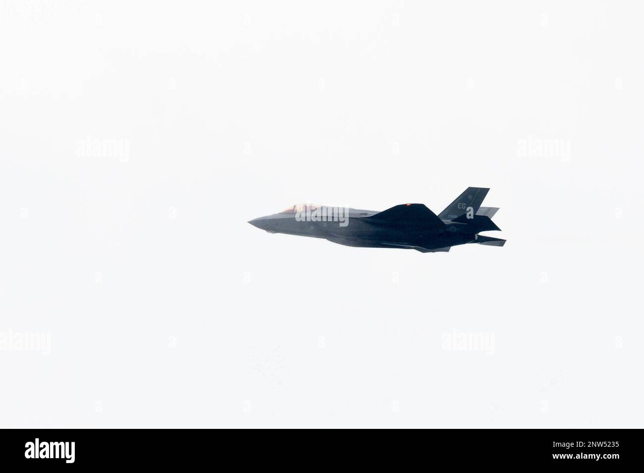 Ein F-35A Lightning II mit dem 60. Kampfgeschwader, 33. Kampfflügel, startet am Eglin Air Force Base, Florida, 11. Februar 2023. Der 60. FS reist zur Naval Air Station Key West, Florida, um optimale Wetterbedingungen zu nutzen, sich auf die Trainingsmission zu konzentrieren, Fähigkeiten in einer neuen Umgebung zu üben und Kameradschaft in den Einheiten aufzubauen. Stockfoto