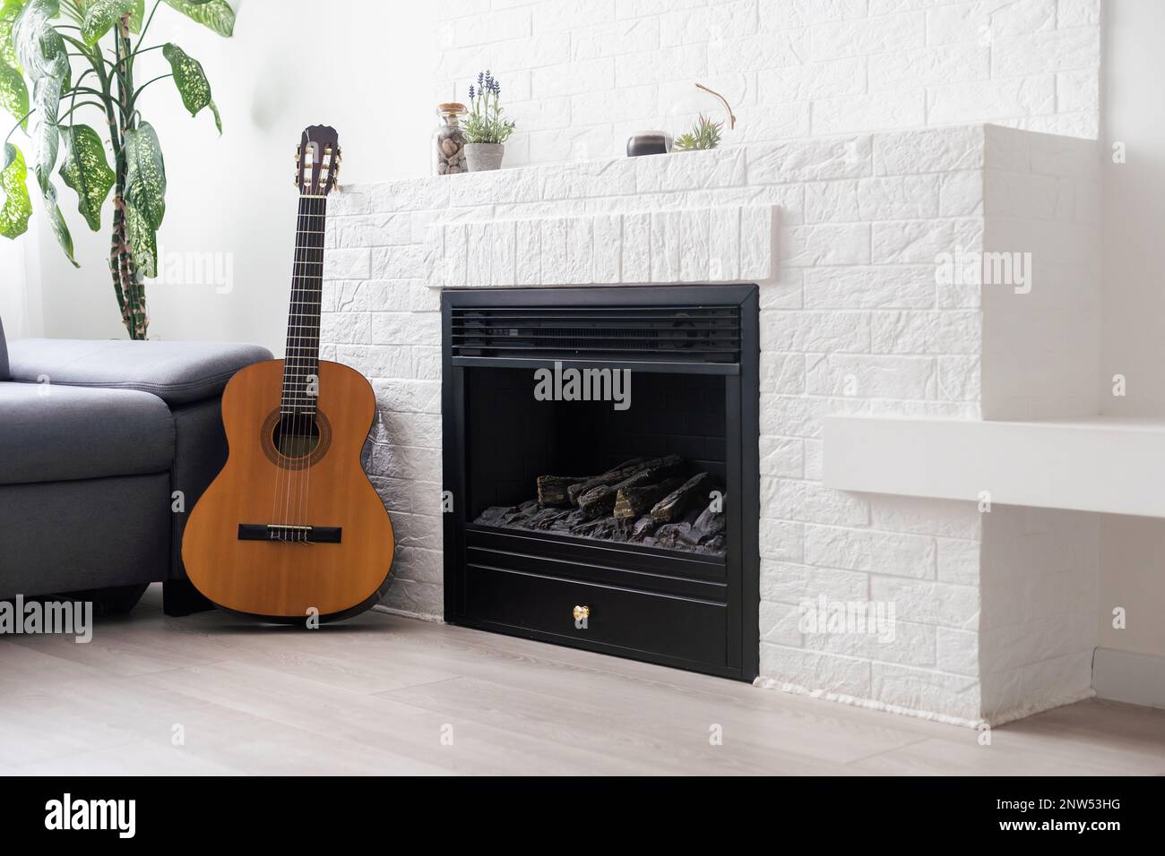 Die akustische Gitarre ist zu Hause Stockfoto