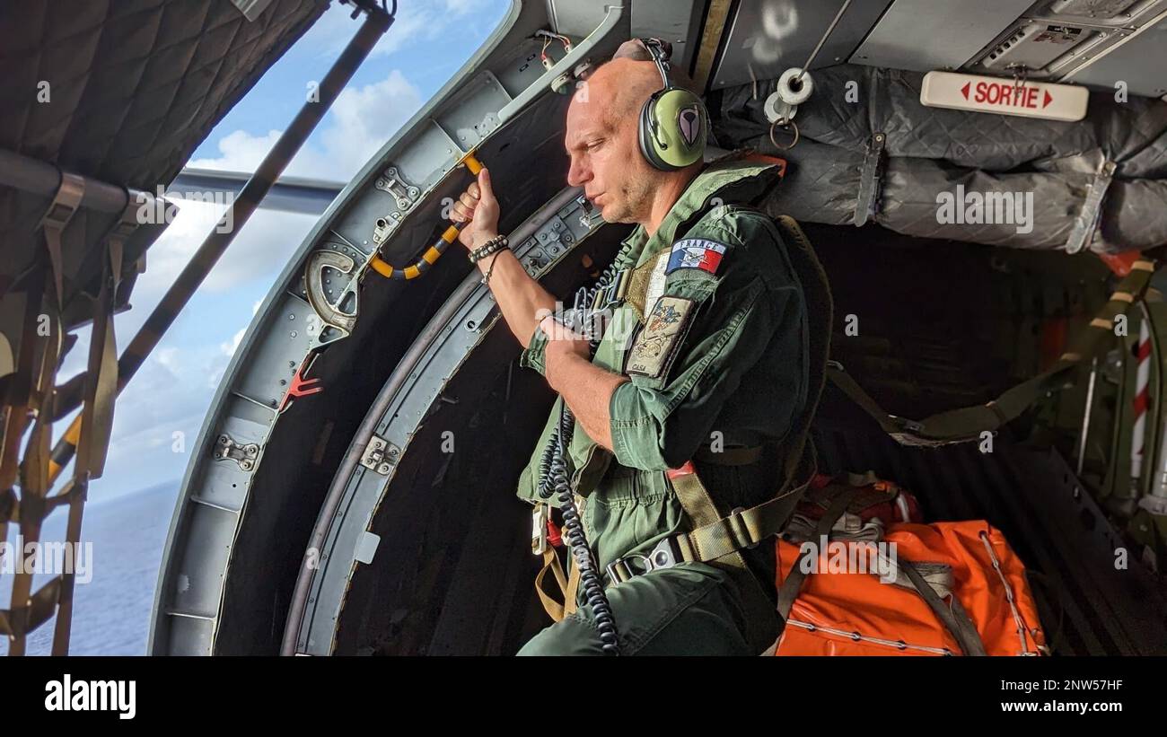In Guam, zunächst für COPE North 23, hilft das französische Kontingent den USA Die Küstenwache sucht am 11. Februar 2023 nach vermissten Marinern, mit ihrer Casa CN-235. Das französische Flugzeug und seine Besatzung werden routinemäßig für Such- und Rettungseinsätze eingesetzt. Hinter dem Flugzeug befinden sich ein Lade-Master und zwei Beobachter, die an der Suche teilnehmen. Stockfoto