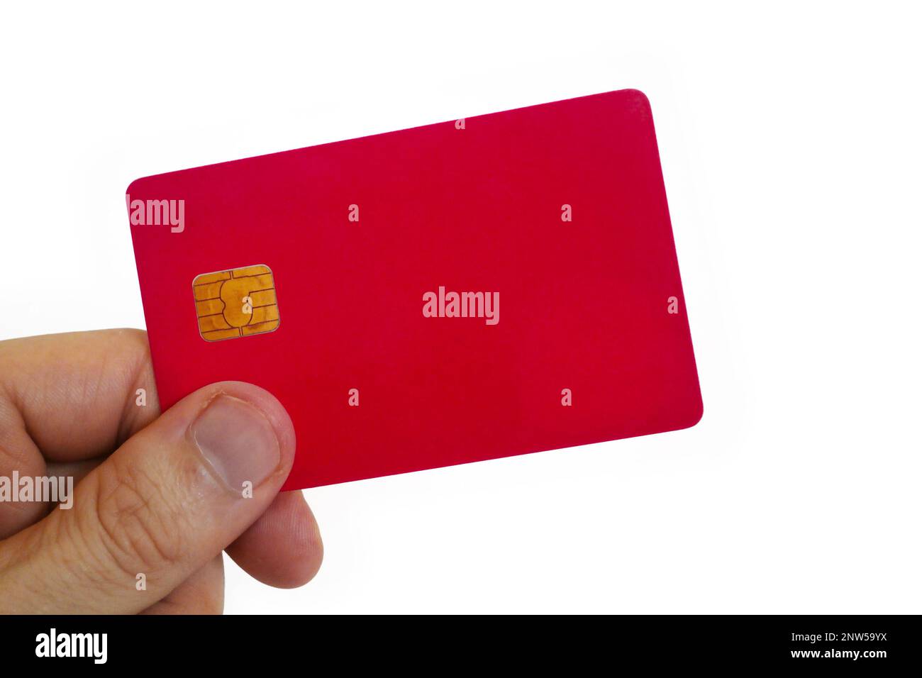 Nahaufnahme der Finger eines Mannes mit einer leeren roten Smartcard. Stockfoto