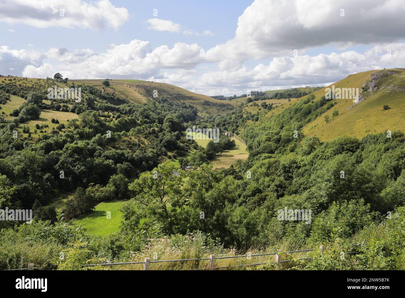 Monsal Dale Derbyshire Peak District Nationalpark England Großbritannien, malerische Landschaft, englische Landschaft Schönheit Spot River Wye Valley Stockfoto