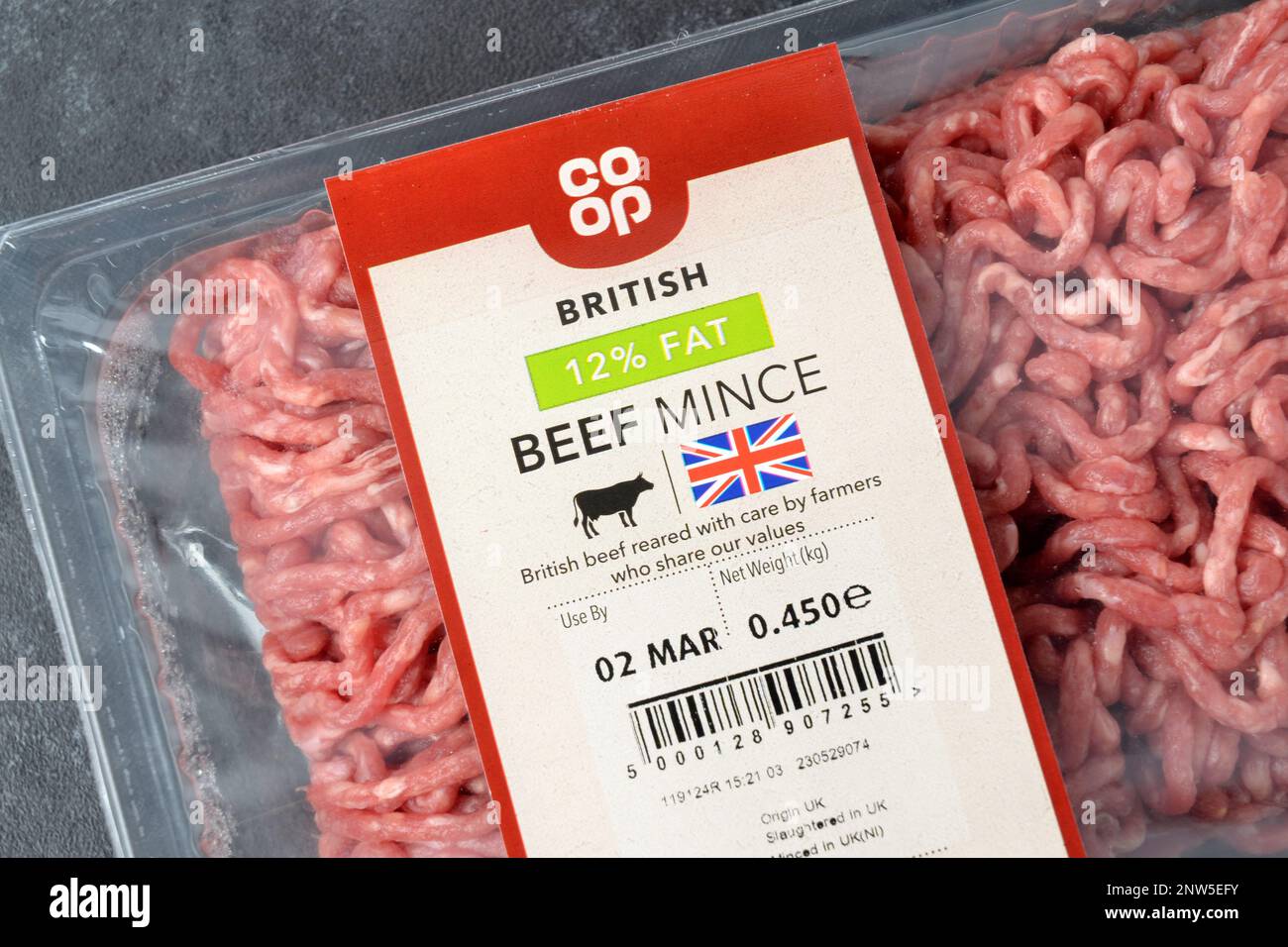 Co-Op British Beef Mince in Einzelhandelsverpackungen aus Kunststoff, Nahaufnahme des Etiketts Stockfoto
