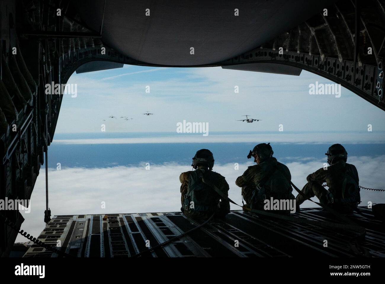 USA Air Force Airmen, zugewiesen zum 14. Luftaufzug-Geschwader, Blick aus einem C-17 Globemaster III über Charleston, South Carolina, 5. Januar 2023. Eine Formation von 24 C-17-Flugzeugen flog von JB Charleston über die Arthur Ravenal Jr. Bevor Sie sich in vier kleinere Formationen aufteilen, um flexible und abschreckende Reaktionsoptionen zu testen, wie die Möglichkeit, in rauen Umgebungen zu landen und schnell eine Vielzahl von Missionssätzen zu erfüllen. Stockfoto