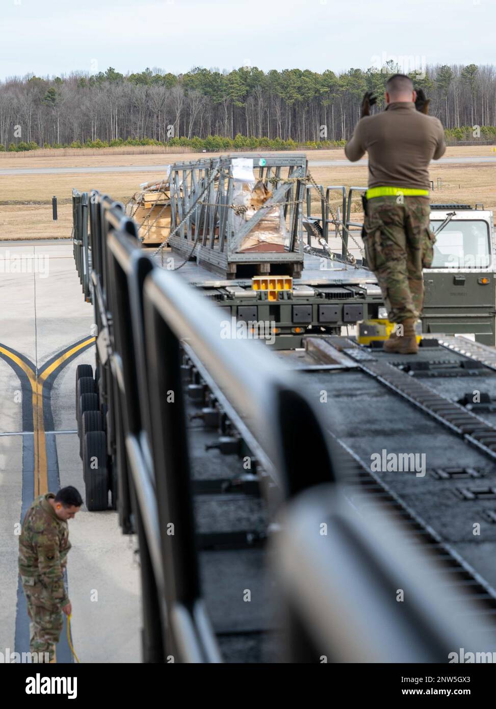 Senior Airman Jaden Martin, 436. Aerial Port Squadron Operations Specialist, Marshalls einen K-Lader, um Fracht auf eine C-5M Super Galaxy am Dover Air Force Base, Delaware, 5. Februar 2023 zu laden. Der 436. APS, auch als „Super Port“ bekannt, ist der größte Lufthafen des Verteidigungsministeriums und bietet Unterstützung für den Luftverkehr, um über die C-5M und die C-17 Globemaster III weltweit mehr als 100 Länder zu erreichen Stockfoto