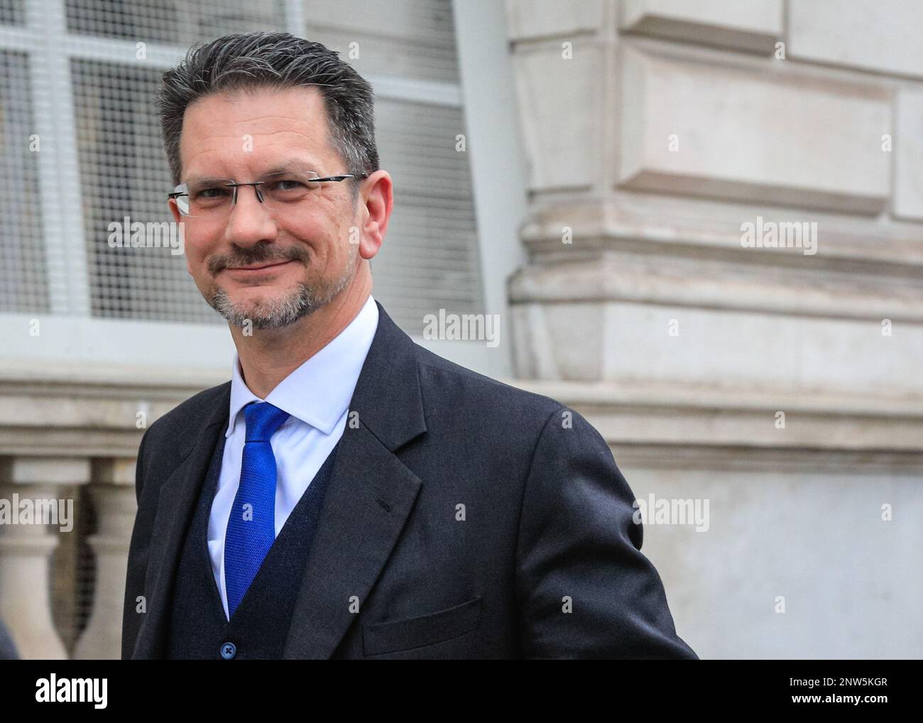 London, Großbritannien. 28. Februar 2023. Steve Baker, Abgeordneter, Staatsminister für Nordirland und ehemaliger Vorsitzender der Europäischen Forschungsgruppe (ERG), lächelt, während er heute vor dem Kabinettsbüro in Westminster mit seinem roten Ministerialordner entlang Whitehall geht. Gestern hatte Baker von seiner Erleichterung gesprochen, dass mit der EU ein neues Abkommen für Nordirland nach dem Brexit geschlossen wurde, und offen beschrieben, wie der Brexit seinen psychischen Zustand gekostet hatte. Kredit: Imageplotter/Alamy Live News Stockfoto