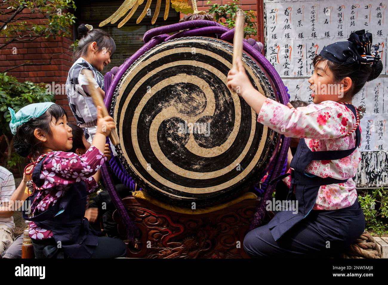 Mädchen schlagen einer Trommel während Sanja Matsuri Festival, Sensoji Tempel, Asakusa Jinja, Asakusa, Tokio, Japan, Asien Stockfoto