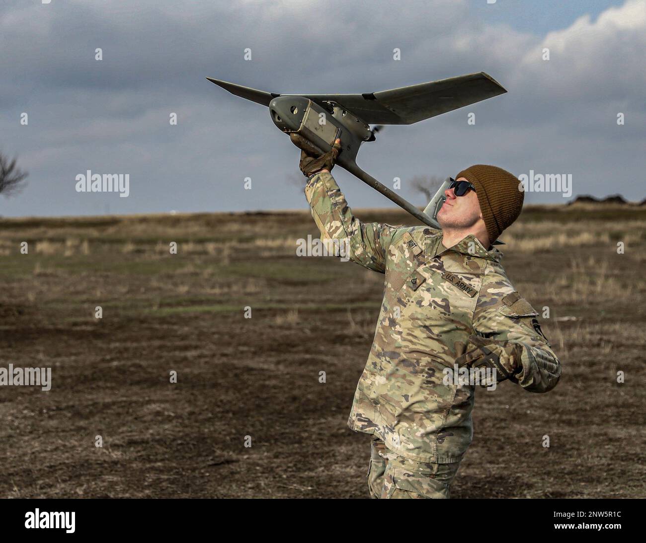 PFC. Austin Hurt vom 1. Bataillon, 26. Infanterie-Regiment, 2. Brigaden-Kampfteam, 101. Luftangriff, wirft am 16. Januar 2023 eine RQ-11B Drohne oder „Raven“ in den Himmel auf einem der zahlreichen Stürmer in Rumänien. Diese Soldaten benutzen die Ravens, um Ziele zu erkennen, um den Ruf nach Feuerwehrmissionen zu unterstützen und um viele andere Aufklärungsaufgaben zu erledigen, wenn die Bedingungen für bemannte Missionen nicht günstig sind. Stockfoto