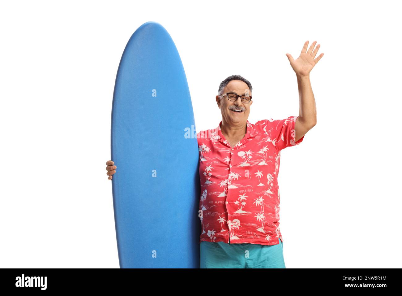 Ein erwachsener Mann hält ein Surfbrett und winkt isoliert auf weißem Hintergrund Stockfoto