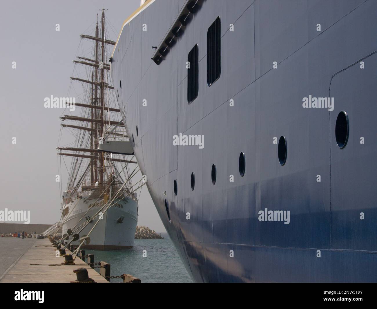 Porta Praia Hafen auf den Kap-verdischen Inseln - Segelbarsche Sea Cloud II, eingerahmt von einem modernen Kreuzfahrtschiff. Stockfoto