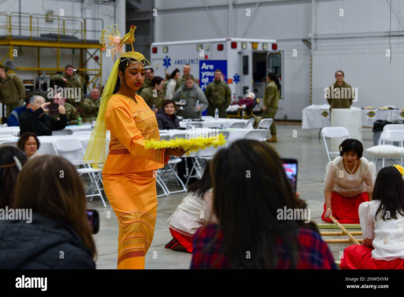 Mitglieder der Filipino American Organization of Northeast Ohio führen am 4. Februar 2023 in der Youngstown Air Reserve Station, Ohio, einen traditionellen philippinischen Tanz auf. Mitglieder der Organisation nahmen an einem Karrieretag bei YARS Teil, bei dem sie das philippinische Erbe und die philippinische Kultur mit den für die Anlage zuständigen Flugzeugen teilten. Stockfoto