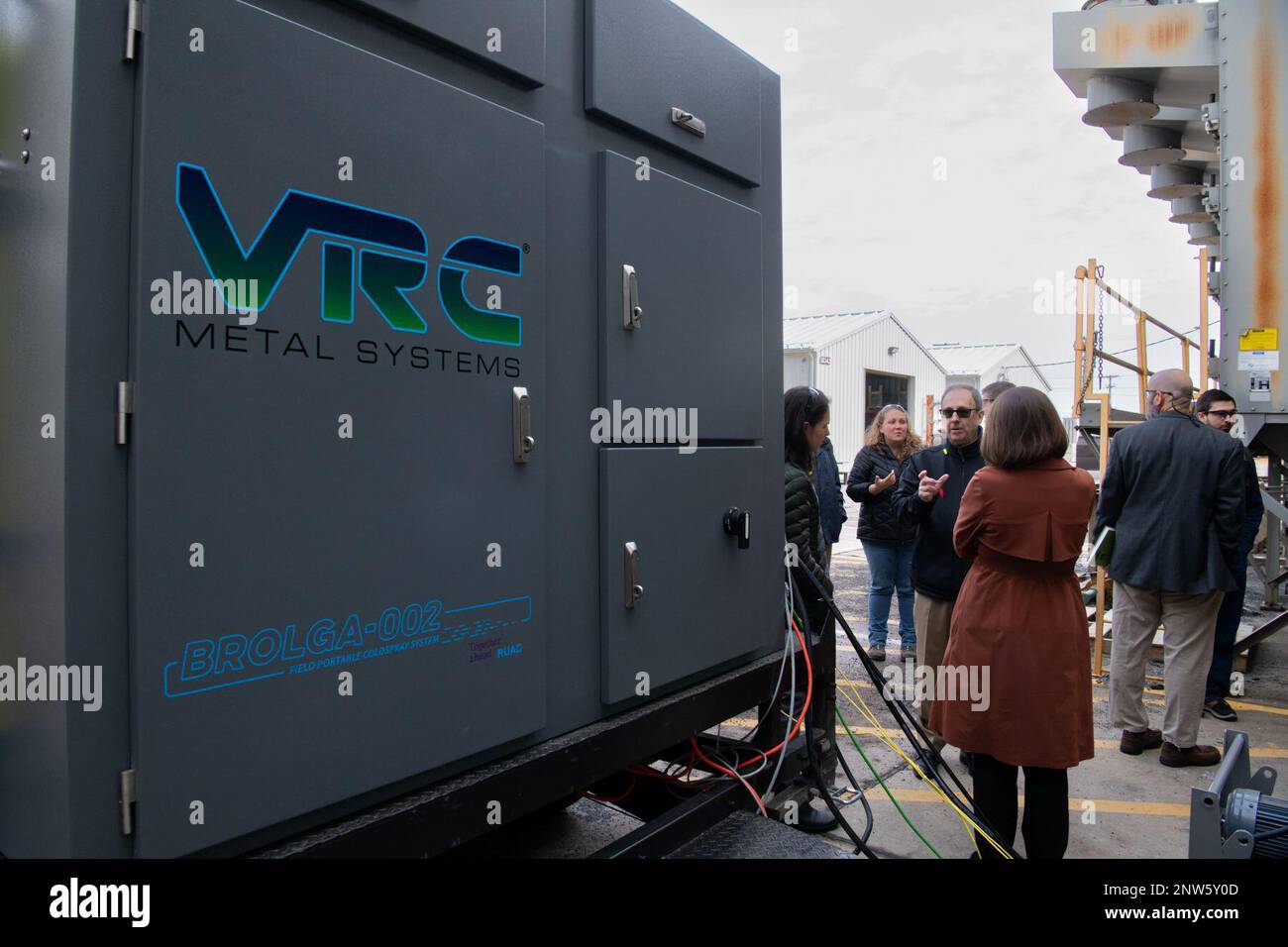 230209-A-FV109-0215 CHAMBERSBURG, PA Teilnehmer aus dem Verteidigungsministerium, der Privatwirtschaft und der Wissenschaft treffen sich am 9. Februar im Letterkenny Army Depot zu einer Demonstration der neuesten Anwendungen der Kältespray-Technologie. DAS IN BLEI integrierte Kältespray verringert im vergangenen Jahr die Korrosion an Armeesystemen, und Ingenieure möchten die Technologie weiter nutzen. „Cold Spray ist eine additive Herstellungstechnologie, die wir zur Reparatur von Teilen einsetzen“, so Ashley Filling, ein Produktionsingenieur bei BLEI. „Im Gegensatz zu anderen additiven Fertigungstechnologien, die zur Herstellung von Teilen verwendet werden, Stockfoto