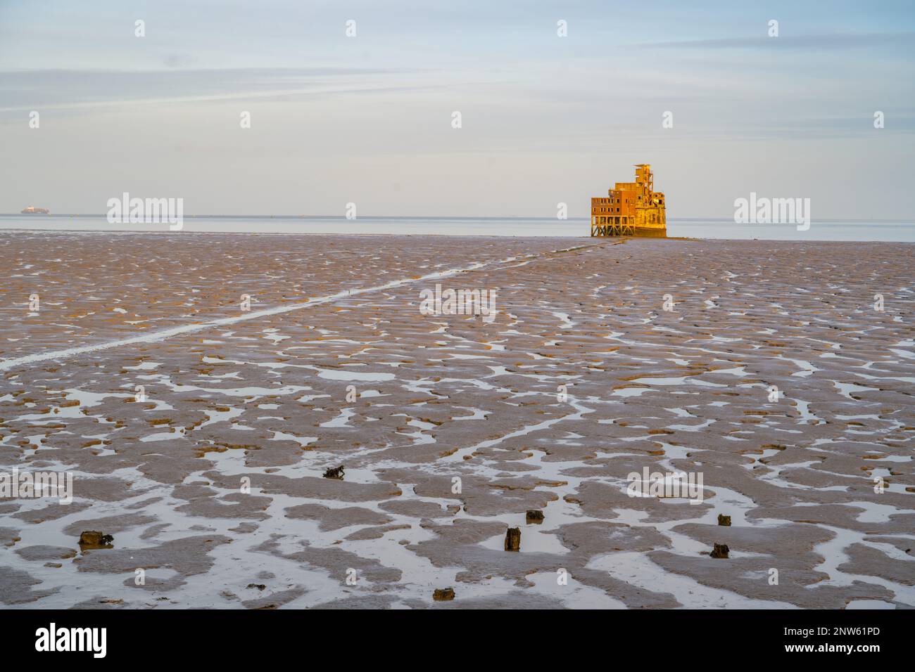 Grain Fort zwischen der Isle of Grain und Sheerness auf der Medway. Mit Wattwatten im Vordergrund bei Sonnenuntergang. Stockfoto