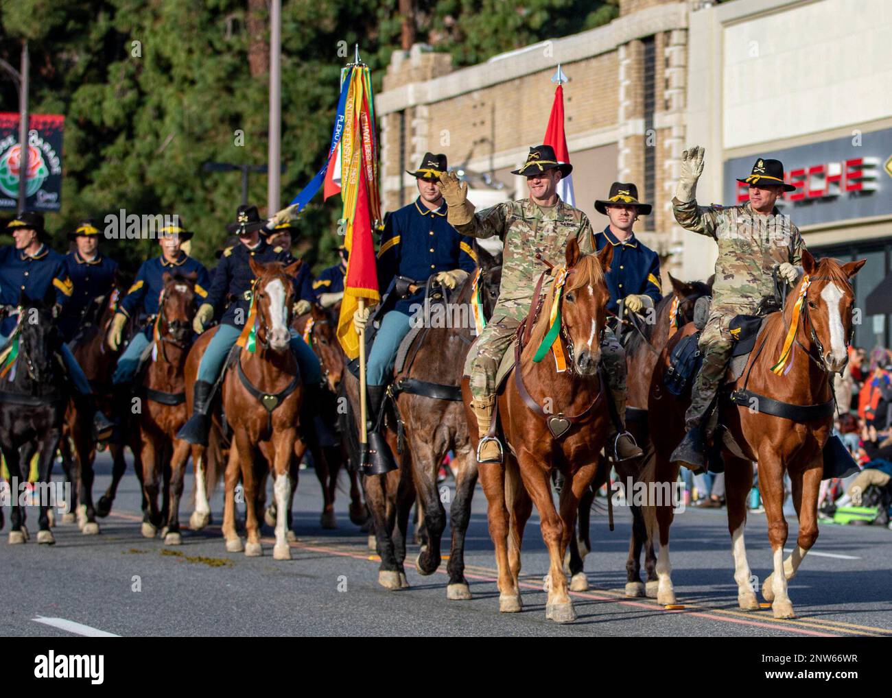 Mit der Einführung des neuen Jahres hatte die 1. Kavallerieeinheit Pferdekavallerie (HCD) unter der Leitung von Generalleutnant John B. Richardson IV, 1. Kavalleriedivision kommandierender General, und Kommandosgt Major Shade Munday, 1. Kavallerieführer, das Privileg, an der 134. Jährlichen Rosenparade teilzunehmen. Dieses legendäre Ereignis, das von Millionen von Menschen gesehen wird, umfasst Weltklasse-Ausstellungen dekorierter Wagen und professionelle Darbietungen auf einer Strecke von 5 ½ entlang des Colorado Blvd. In Pasadena, Kalifornien Diese Veranstaltung geht auf das Jahr 1890 mit dem Turnier der Rosen zurück. Viele der Paradeteilnehmer haben eine lange Geschichte Stockfoto