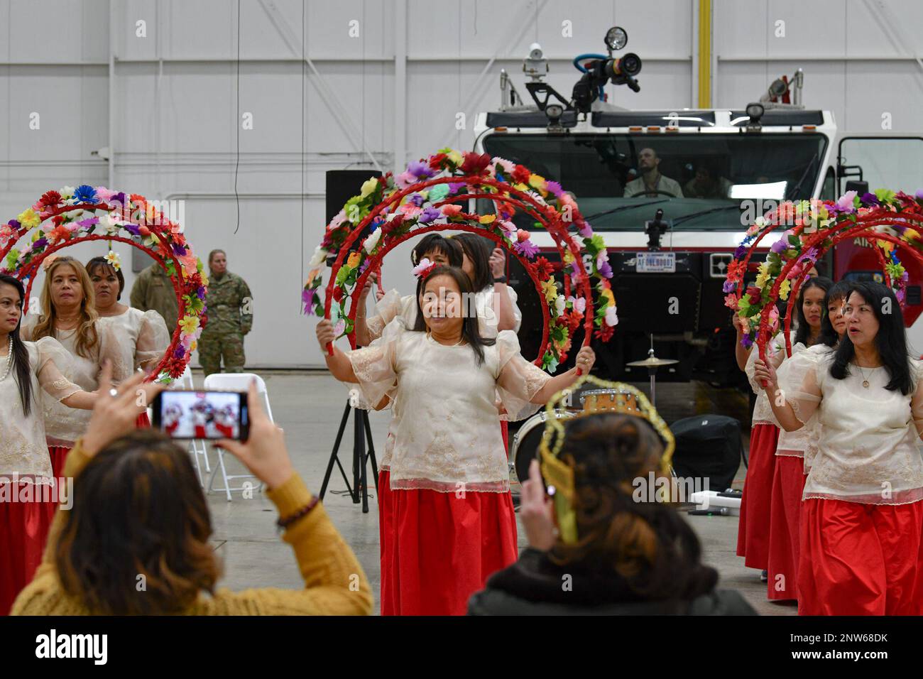 Mitglieder der Filipino American Organization of Northeast Ohio führen am 4. Februar 2023 in der Youngstown Air Reserve Station, Ohio, einen traditionellen philippinischen Tanz auf. Mitglieder der Organisation nahmen an einem Karrieretag bei YARS Teil, bei dem sie das philippinische Erbe und die philippinische Kultur mit den für die Anlage zuständigen Flugzeugen teilten. Stockfoto