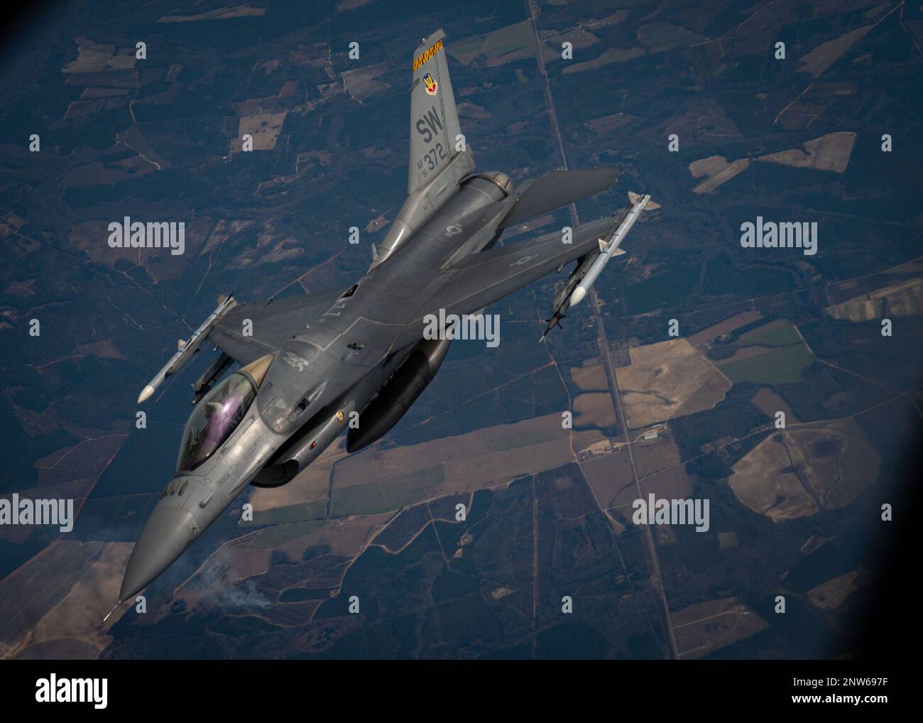 Ein F-16C Fighting Falcon aus dem 79. Fighter Squadron füllt das Betanken aus einem Wisconsin Air National Guard 128. Air Tanken Flügel (ARW) KC-135 im Rahmen eines Tauchflugs ab, der am 11. Januar 2023 stattfindet. Die Flugzeuge des 20. Kampfflügels nahmen an einem Tauchflug mit dem 128. ARW Teil, um sich Kenntnisse über die Einsätze in der Luft anzueignen. Stockfoto