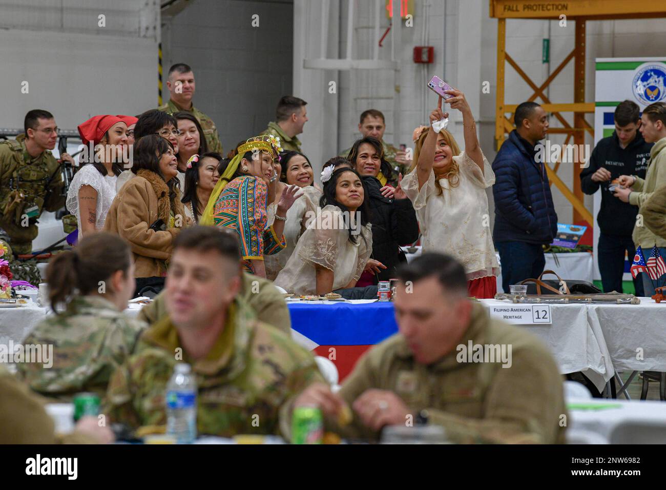 Reserve Citizen Airmen und Mitglieder der Filipino American Organization of Northeast Ohio nehmen am 4. Februar 2023 an einem Karrieretag in der Youngstown Air Reserve Station, Ohio, Teil. Die Anlage war Gastgeber der Veranstaltung, um die Airmen durch Unterschiede in Erbe, ethnischer Zugehörigkeit und Kultur zu verbinden und zu vereinigen. Stockfoto