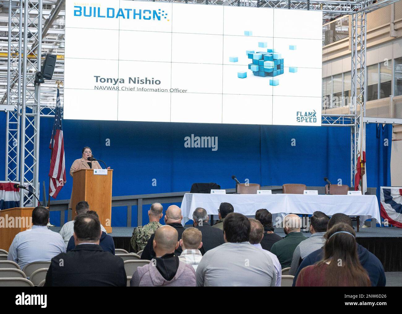 230131-N-GC965-0029 SAN DIEGO (31. Januar 2023) Frau Tonya Nishio, Information Officer des Naval Information Warfare Systems Command (NAVWAR), startet die Veranstaltung „Buildathon“ vom 31. Januar bis 2. Februar. Buildathon half sechs Teams, Probleme und Lösungen mithilfe von Power Apps, Power Automate, Power Business Intelligence (BI), Dataverse und Microsoft Teams durch Flank Speed zu identifizieren. Stockfoto