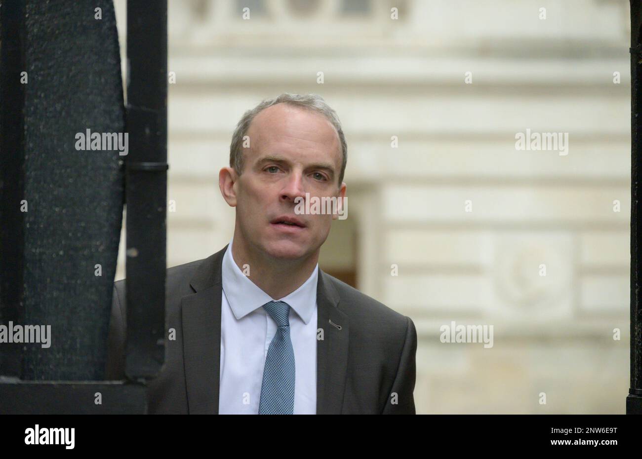 Dominic Raab MP (Stellvertretender Premierminister, Staatssekretär für Justiz und Lordkanzler) trifft in der Downing Street ein, um einen Notkabinett Meeti zu besuchen Stockfoto