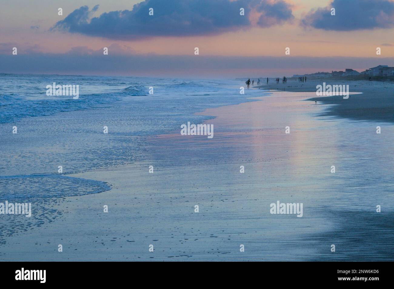 Menschen, die den Sonnenuntergang am Ufer der Emerald Isle in North Carolina genießen Stockfoto