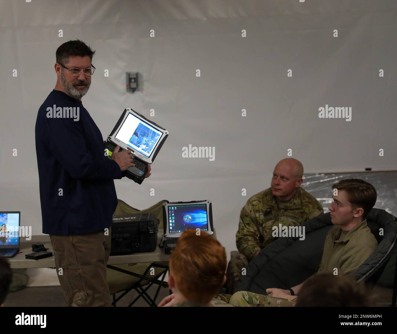 SHAD Babb, ein leitender Field Support Representative bei AeroVironment Inc., weist Soldaten an, wie die RQ-11B Drohne oder „Raven“ am 16. Januar 2023 an einem der mehrfachen Vorwärts-Operationsstandorte in Rumänien eingesetzt und geflogen wird. Raben können verwendet werden, um Ziele zu erkennen, den Ruf für Feuereinsätze zu unterstützen und viele andere Aufklärungsaufgaben zu erledigen, wenn die Bedingungen für bemannte Einsätze nicht günstig sind. Stockfoto