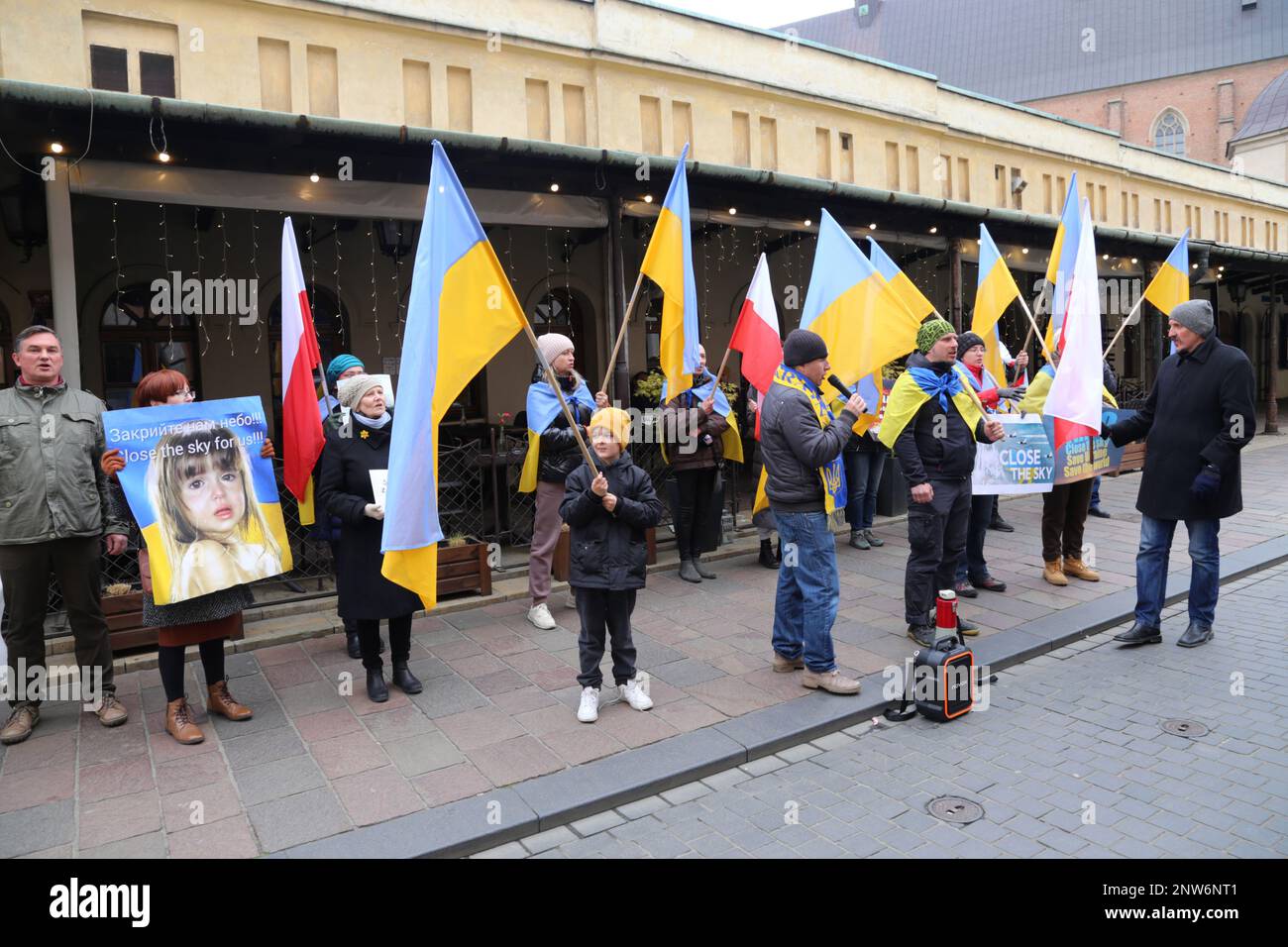 Krakau. Krakau. Polen. Ukrainische Flüchtlinge auf täglicher Kundgebung vor dem US-Konsulat, die die NATO auffordern, den Himmel über der Ukraine zu schließen Stockfoto