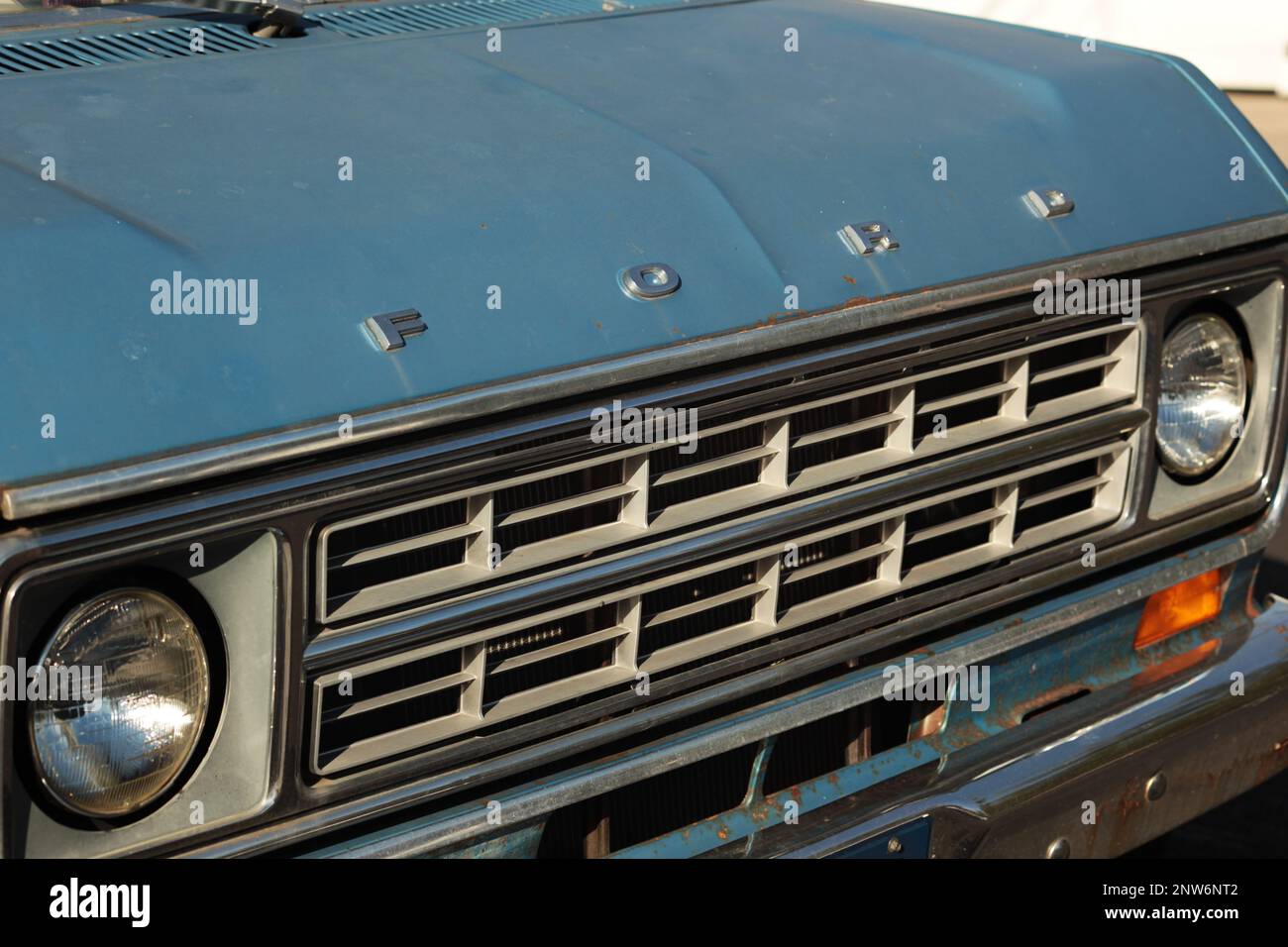 New York, NY - 2. Oktober 2021: Motorhaube und Kühlergrill des 1975 Ford E150 Econoline Chateau Club Wagon mit Namenslogo. Stockfoto