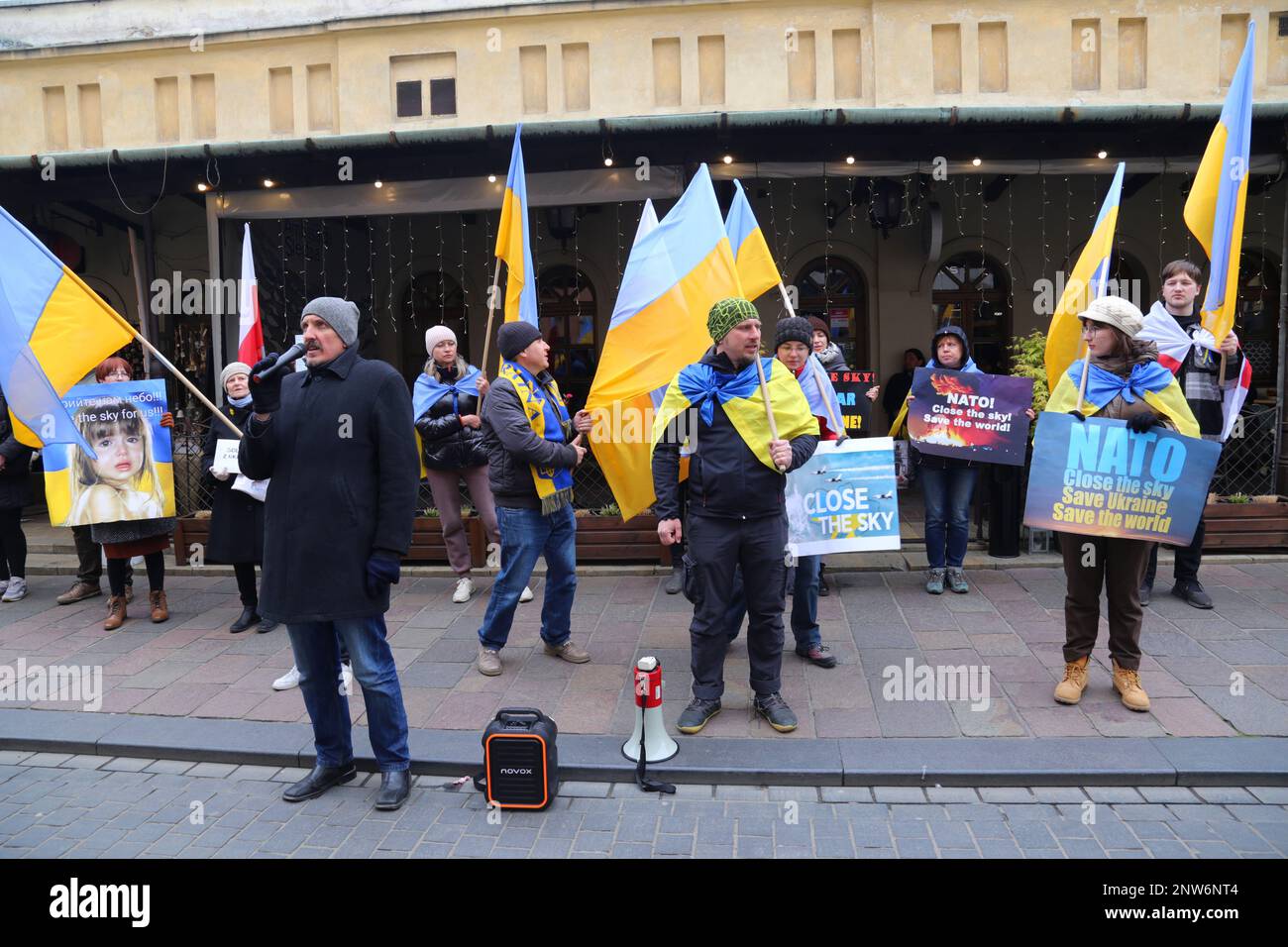 Krakau. Krakau. Polen.Ukrainische Flüchtlinge auf täglicher Kundgebung vor dem US-Konsulat, die die NATO auffordern, den Himmel über der Ukraine zu schließen Stockfoto