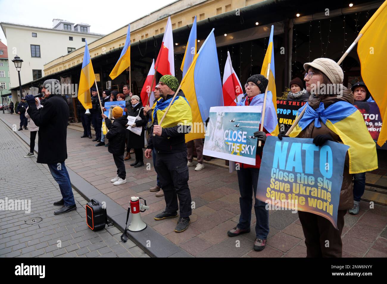 Krakau. Krakau. Polen.Ukrainische Flüchtlinge auf täglicher Kundgebung vor dem US-Konsulat, die die NATO auffordern, den Himmel über der Ukraine zu schließen Stockfoto