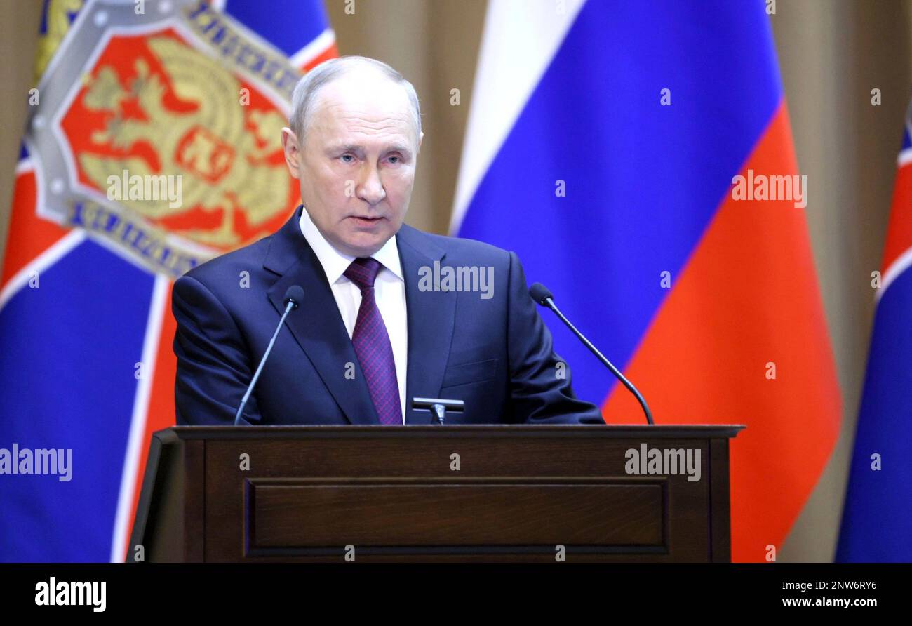 Moskau, Russland. 28. Februar 2023. Der russische Präsident Wladimir Putin hält eine Bemerkung auf der Jahrestagung des Bundessicherheitsrats am 28. Februar 2023 in Moskau, Russland. Kredit: Gavriil Grigorov/Kreml Pool/Alamy Live News Stockfoto