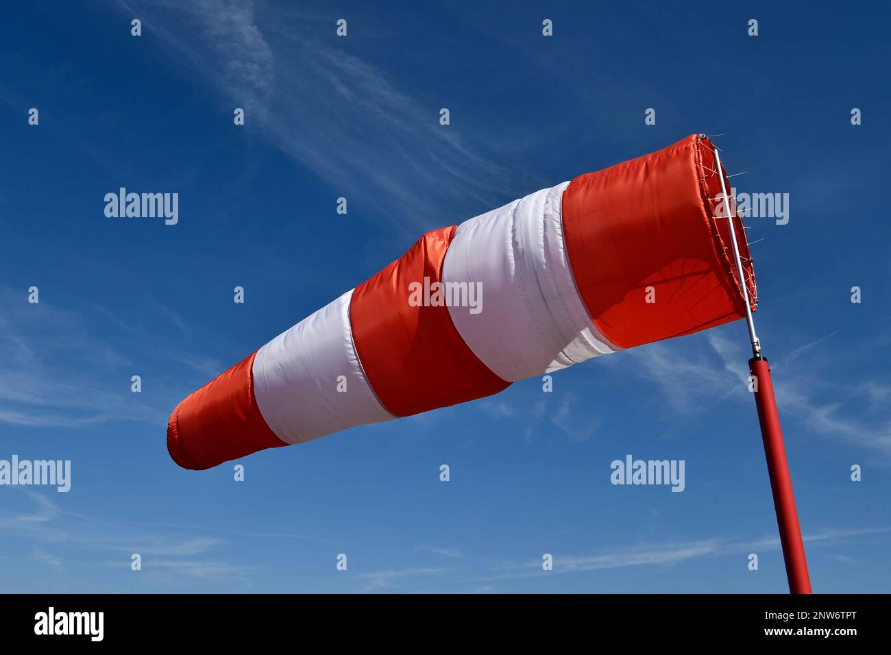 Anzeige der Windrichtung, Wind, Wind, Sturm, Wetter, Flagge, Banner, Schild, Seitenwind, Luftfahrt, Flughafen, Bayern, Deutschland Stockfoto