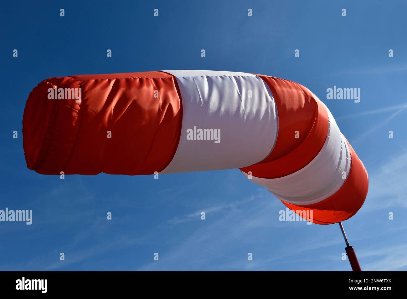 Anzeige der Windrichtung, Wind, Wind, Sturm, Wetter, Flagge, Banner, Schild, Seitenwind, Luftfahrt, Flughafen, Bayern, Deutschland Stockfoto