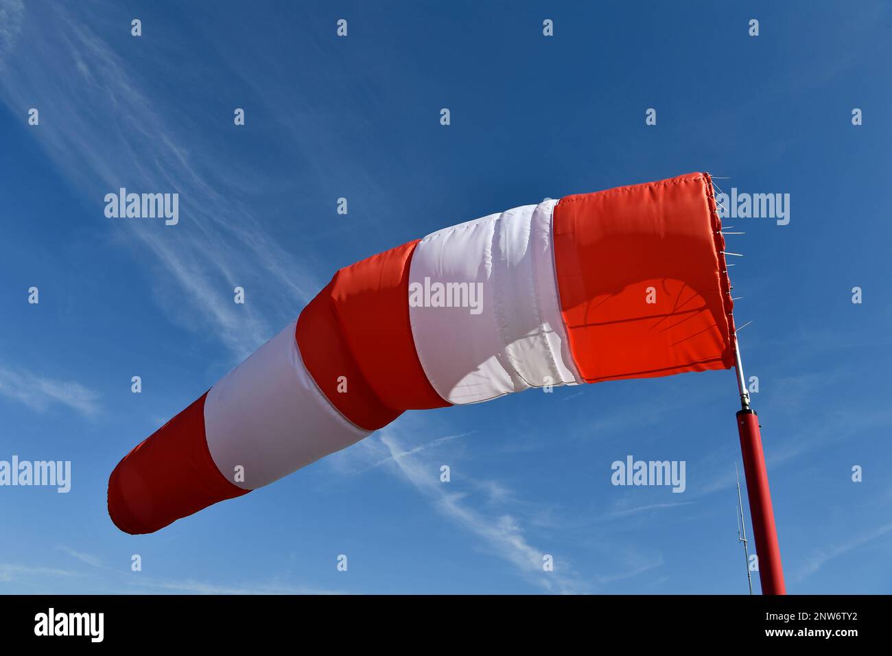 Anzeige der Windrichtung, Wind, Wind, Sturm, Wetter, Flagge, Banner, Schild, Seitenwind, Luftfahrt, Flughafen, Bayern, Deutschland Stockfoto