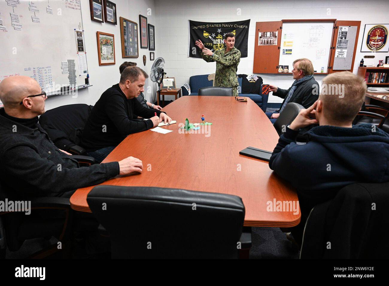 GREAT LAKES, Illinois (23. Januar 2023) Kommandomeisterin Nate Hon, stationiert bei Surface Combat Systems Training Command Great Lakes (SCSTC GL), Erörtert den Ausbildungsprozess mit dem Leiter der Unterrichtseinheiten der Nordic Defense Cooperation (MCPON) der SCSTC GL „A“-Schulen bei einem Besuch der Ausbildungsstätten der Naval Station Great Lakes Beitritts. Der Besuch umfasste Führungen und eine Diskussion über die Einstellung von Seeleuten durch ihre „A“-Schulausbildung und war Gastgeber von MCPON aus Finnland, Schweden, Dänemark und Norwegen. Stockfoto