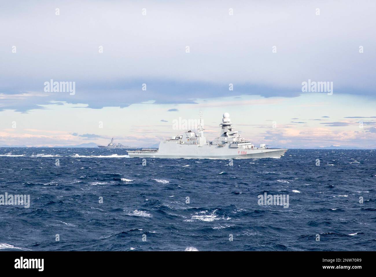 230111-N-TC847-1078 ADRIATISCHE SEE (11. Januar 2023) Mehrmissionsfregat frégate européenne der italienischen Navy Alpino-Klasse, SEINE Alpino-Fregatte (F 594), Front, segelt vorbei am Arleigh-burke-Klasse-Guided-Missile Destroyer USS Bulkeley (DDG 84), 11. Januar 2023. Die George H.W. Die Bush Carrier Strike Group ist in den USA stationiert Marinestreitkräfte Europa Einsatzgebiet, angestellt von den USA Sechste Flotte, die die Interessen der USA, Verbündeten und Partner verteidigt. Stockfoto
