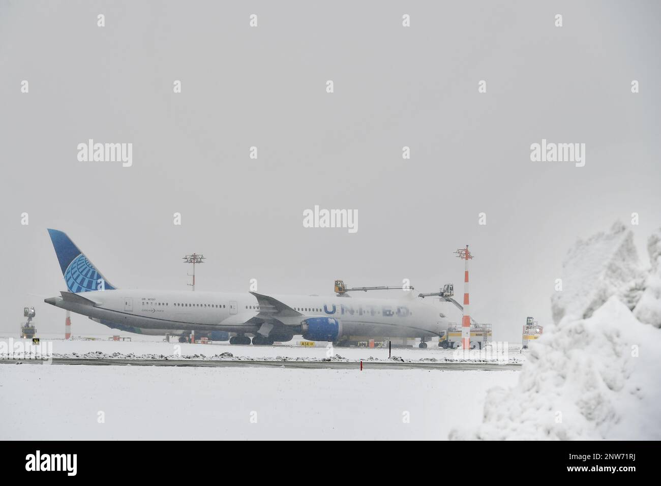 United Airlines, Boeing, B787-900, Dreamliner, Anti Iceing, Enteisung, Enteisung, Flugzeug, Winter, Kälte, Flughafen München, München, Bayern, Deutschland Stockfoto