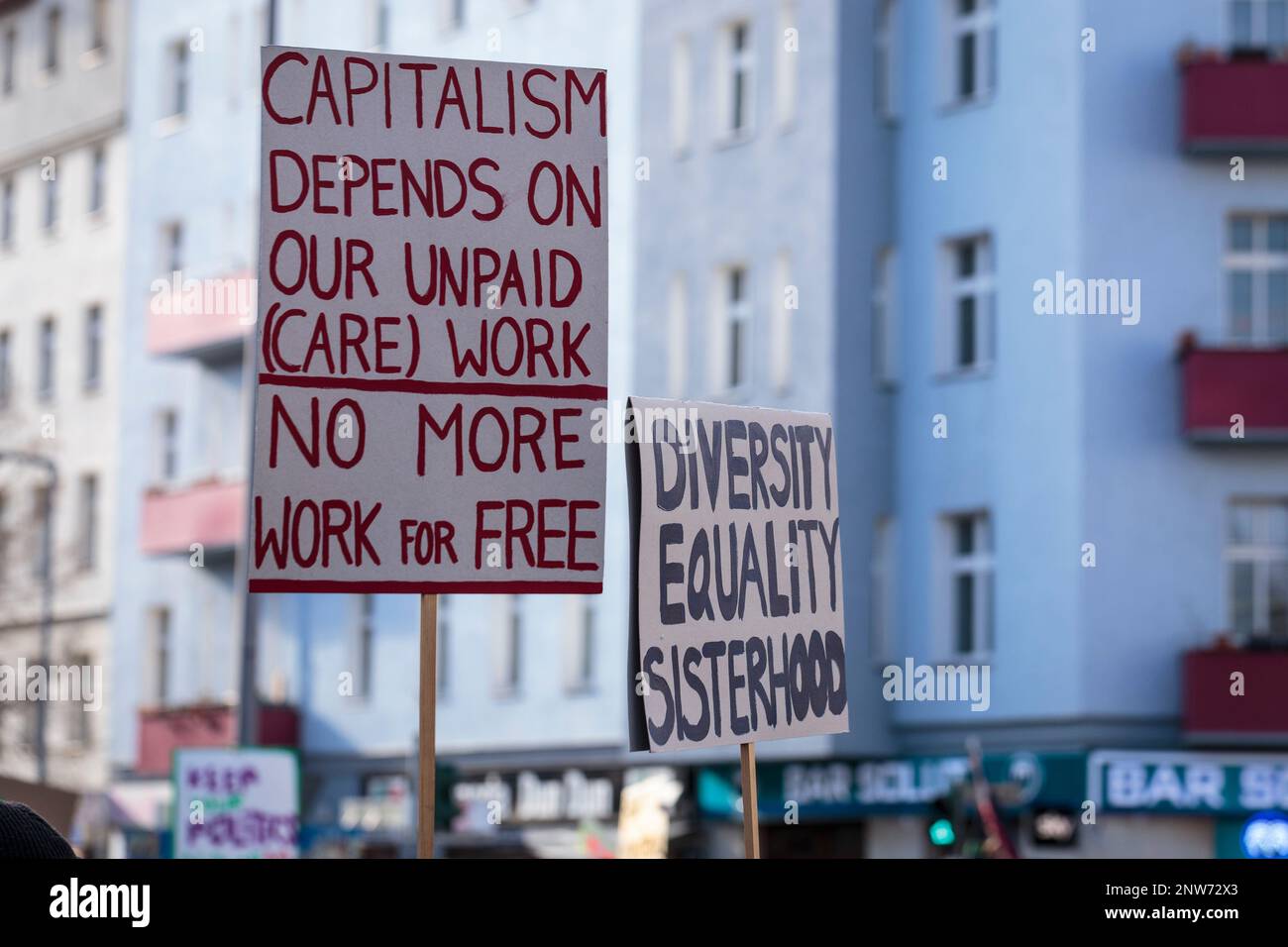 Berlin, Deutschland 3./8/2020. März zum Internationalen Frauentag. Provisorische Protestzeichen, die den Kapitalismus kritisieren und für Gleichheit und Vielfalt eintreten. Stockfoto