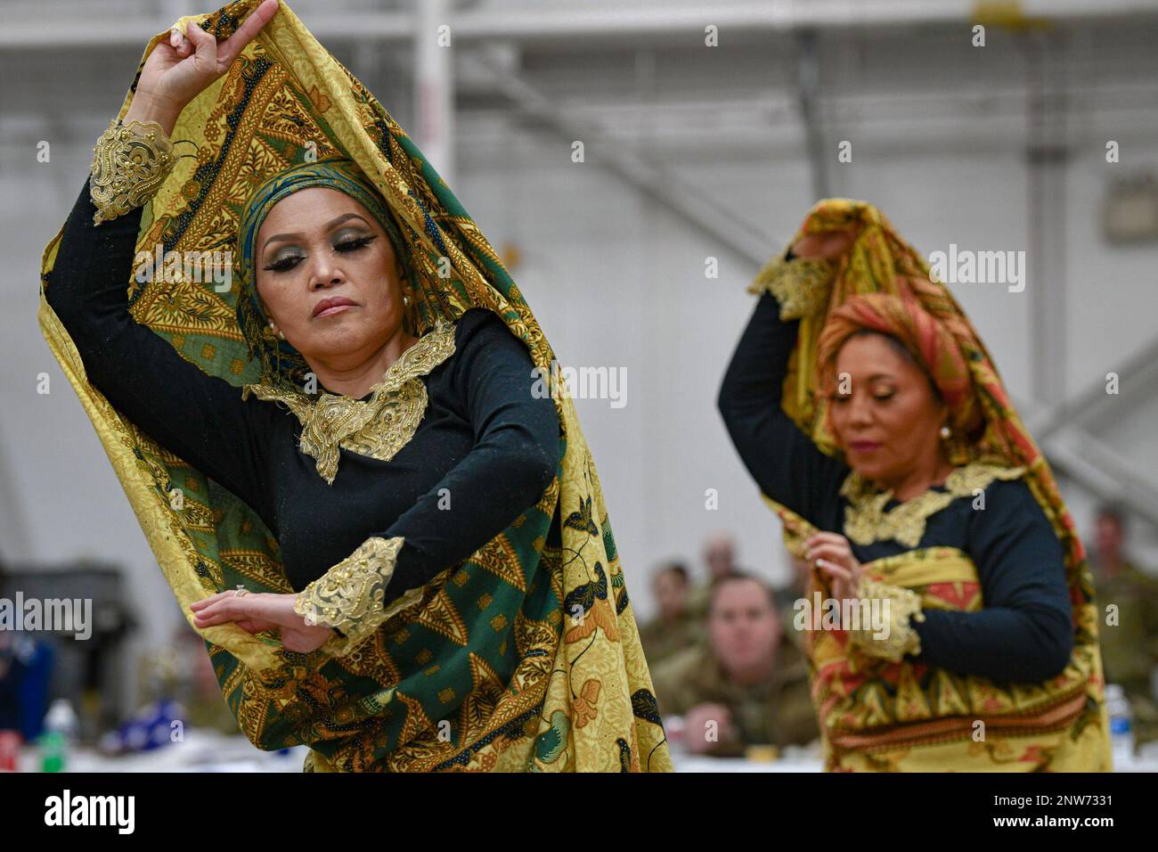 Mitglieder der philippinischen American Organization of Northeast Ohio führen am 4. Februar 2023 in der Youngstown Air Reserve Station, Ohio, einen traditionellen muslimischen Tanz auf. Mitglieder der Organisation nahmen an einem Karrieretag bei YARS Teil, bei dem sie das philippinische Erbe und die philippinische Kultur mit den für die Anlage zuständigen Flugzeugen teilten. Stockfoto