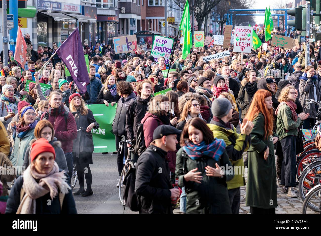 Berlin, Deutschland 3./8/2020. Zur Demonstration am 8M. Kampftag Versammelte Sich Eine Menge in den Straßen der deutschen Hauptstadt. Stockfoto