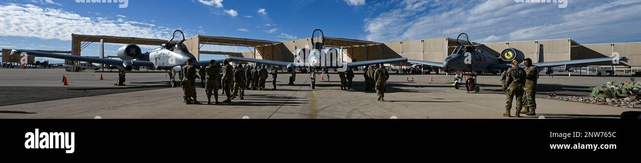 A-10 Thunderbolt II ist der 354. Fighter Squadron, der 47. Fighter Squadron und der 357. Fighter Squadron zugeteilt und sitzt während des 4. Viertelwettbewerbs der 355. Maintenance Group am Luftwaffenstützpunkt Davis-Monthan, Ariz, am 6. Januar 2023 an der Fluglinie. Die drei Staffeln haben zuvor ihre eigenen vierteljährlichen Wettbewerbe abgehalten, um die besten engagierten und unterstützenden Crew-Chiefs ihrer einzelnen Staffeln zu bestimmen. Stockfoto