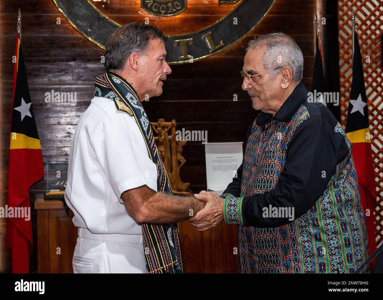 DILI, Timor-Leste (2. Februar 2023) ADM. John C. Aquilino, Commander of U.S. Das indo-pazifische Kommando, links, trifft Timor-Leste-Präsident Jose Ramos-Horta. Die USINDOPACOM hat sich verpflichtet, die Stabilität in der asiatisch-pazifischen Region durch die Förderung der Sicherheitszusammenarbeit, die Förderung einer friedlichen Entwicklung, die Reaktion auf Eventualitäten, die Abschreckung von Aggressionen und, falls erforderlich, Kämpfe um den Sieg. Stockfoto