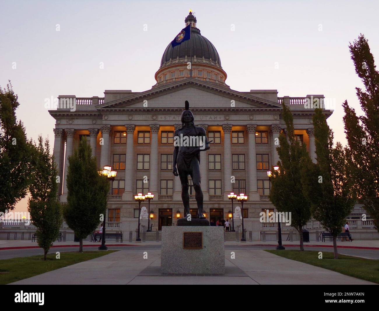 Statue der amerikanischen Ureinwohner außerhalb des Kapitolgebäudes von Utah. Stockfoto