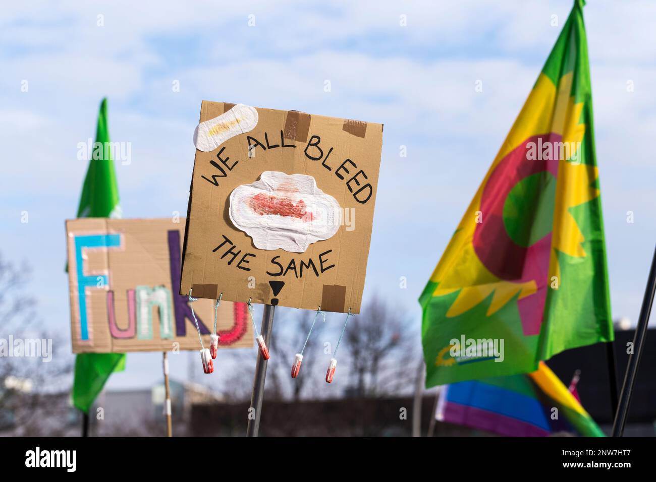 Berlin, Deutschland 3./8/2020. März zum Internationalen Frauentag in Berlin. Provisorisches Protestzeichen mit der Aufschrift „We All Bleed the same“. Women Fighting Day-Demo Stockfoto