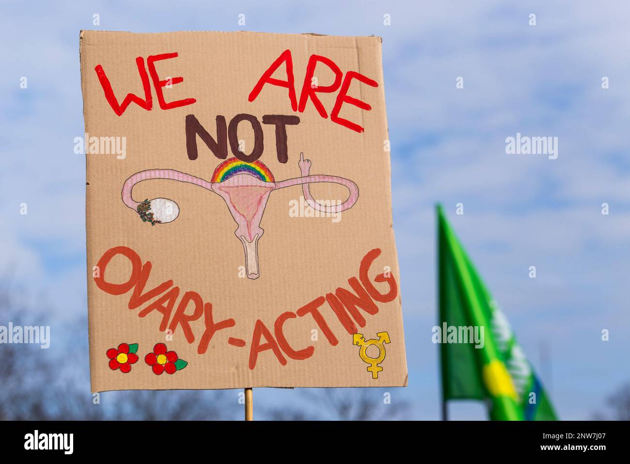 Berlin, Deutschland 3./8/2020. März zum Internationalen Frauentag in Berlin. Provisorisches Protestzeichen mit der Aufschrift „Wir sind nicht ovariell tätig“. Frauen Kämpfen Gegen Day De Stockfoto