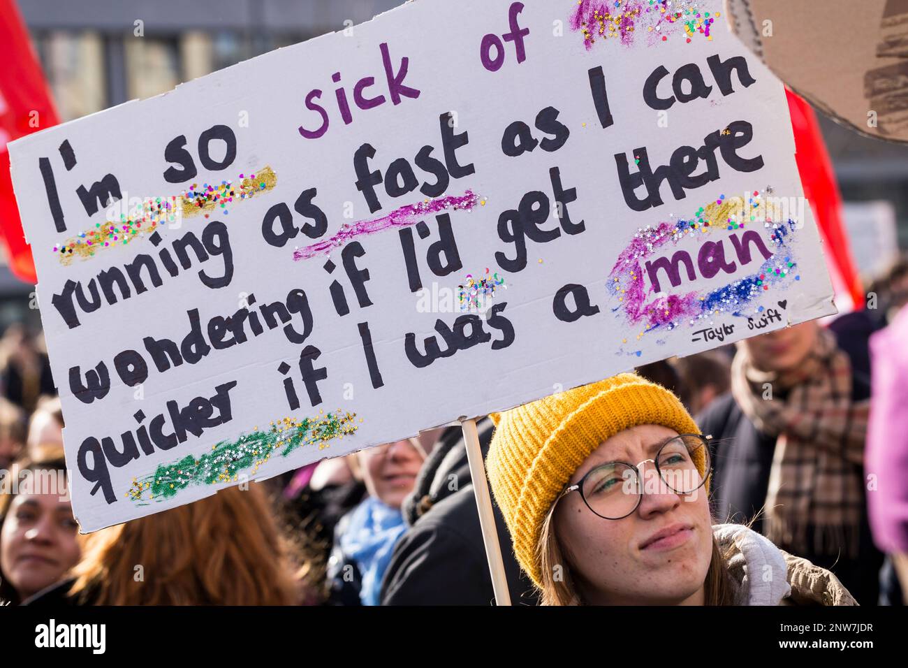 Berlin, Deutschland 3./8/2020. Internationaler Frauentag märz 8M. Eine junge Frau hat ein provisorisches Protestzeichen, das die patriarchalische Struktur kritisiert Stockfoto