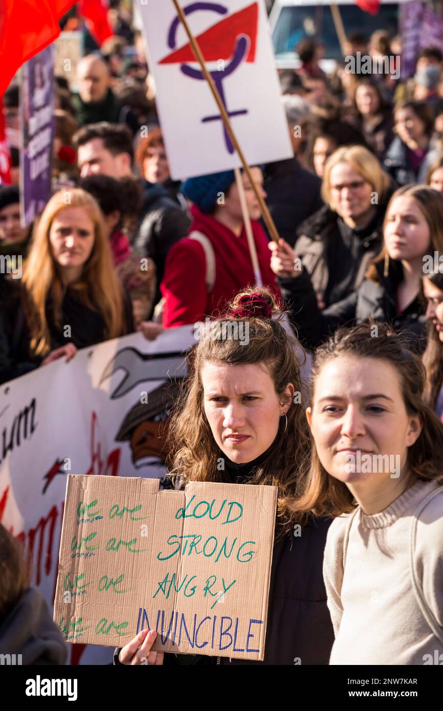 Berlin, Deutschland 3./8/2020. März zum Internationalen Frauentag in Berlin. Eine junge Frau hat ein provisorisches Protestzeichen, das patriarchalische Strukturen i kritisiert Stockfoto