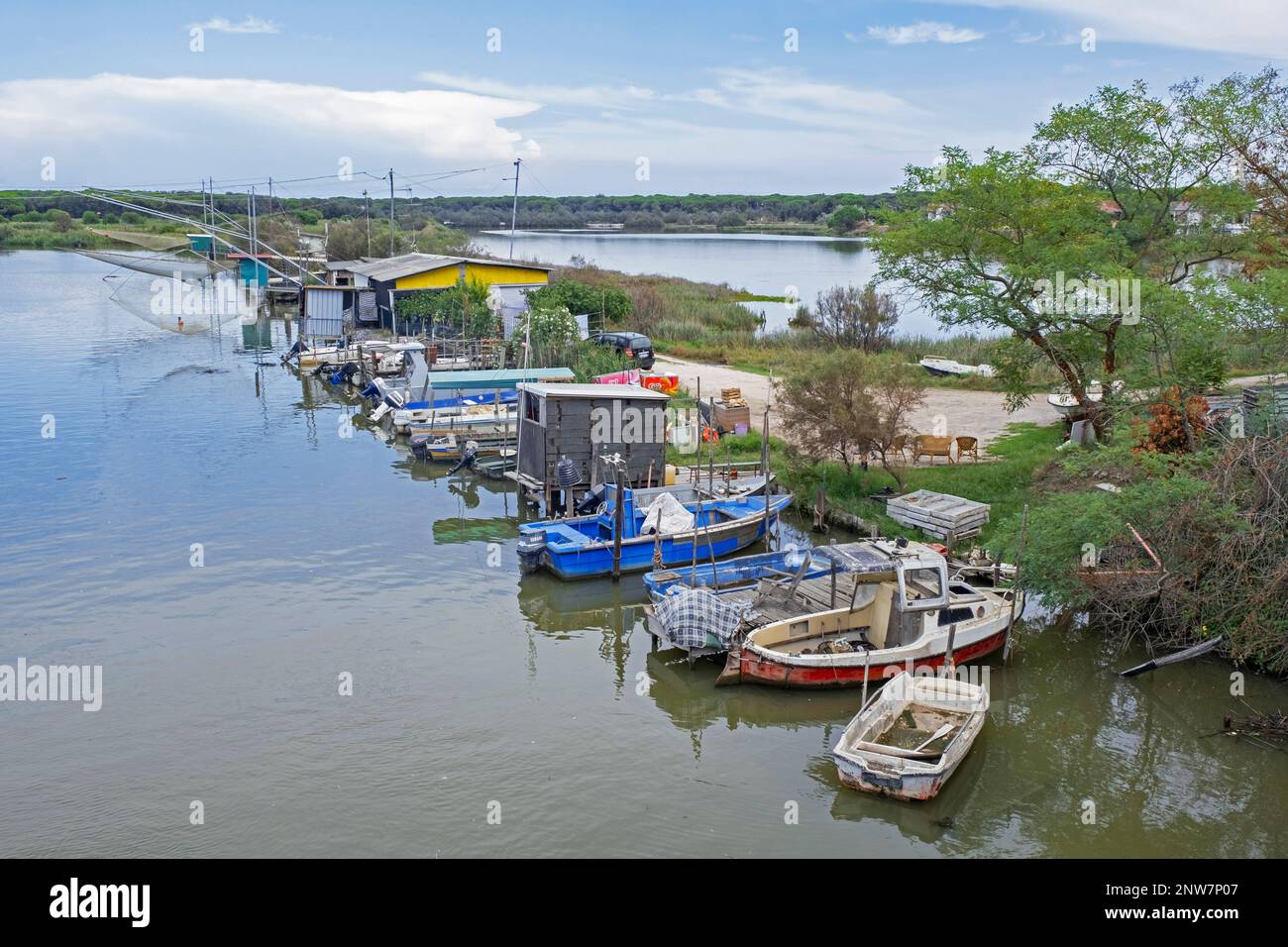 Fischerboote und Carrelets / Hebenetze / Hebelnetze im Po-Delta, nördlich von Taglio della Falce, Ferrara, Emilia-Romagna, Italien Stockfoto